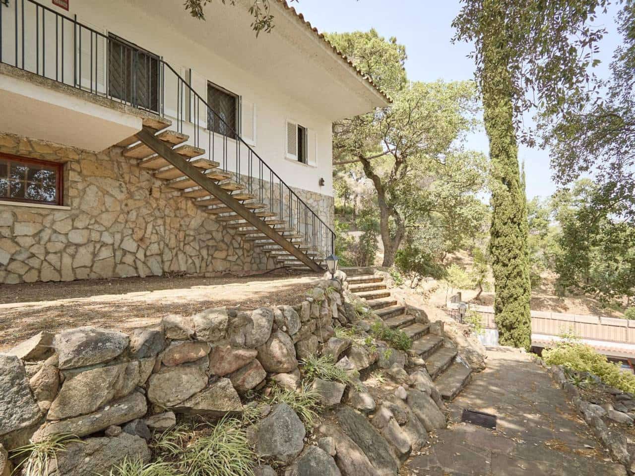 6 bedroom Villa for sale in Lloret de Mar - € 370,000 (Ref: 9821915)