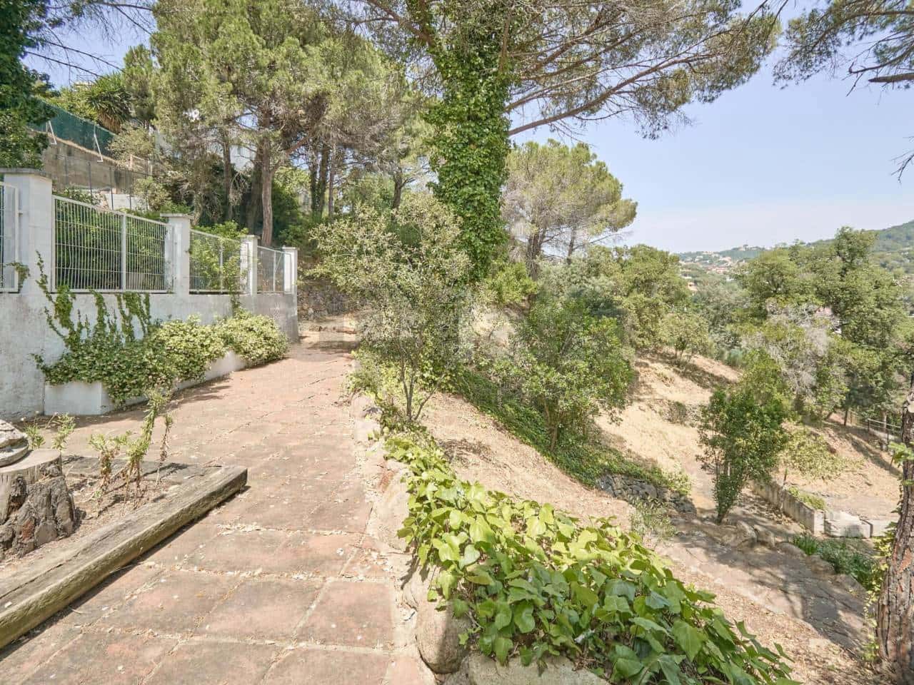 6 bedroom Villa for sale in Lloret de Mar - € 370,000 (Ref: 9821915)