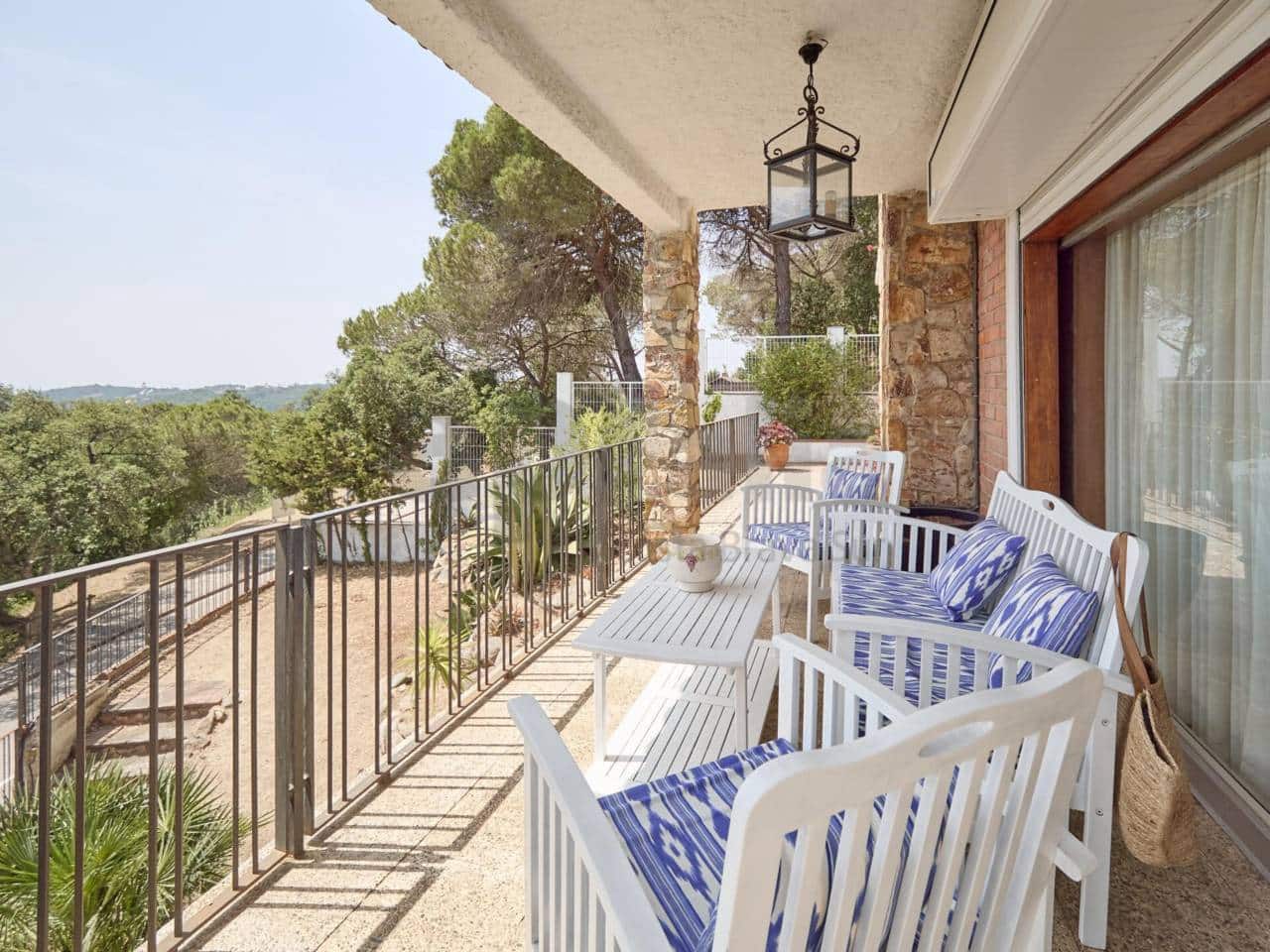 6 bedroom Villa for sale in Lloret de Mar - € 370,000 (Ref: 9821915)