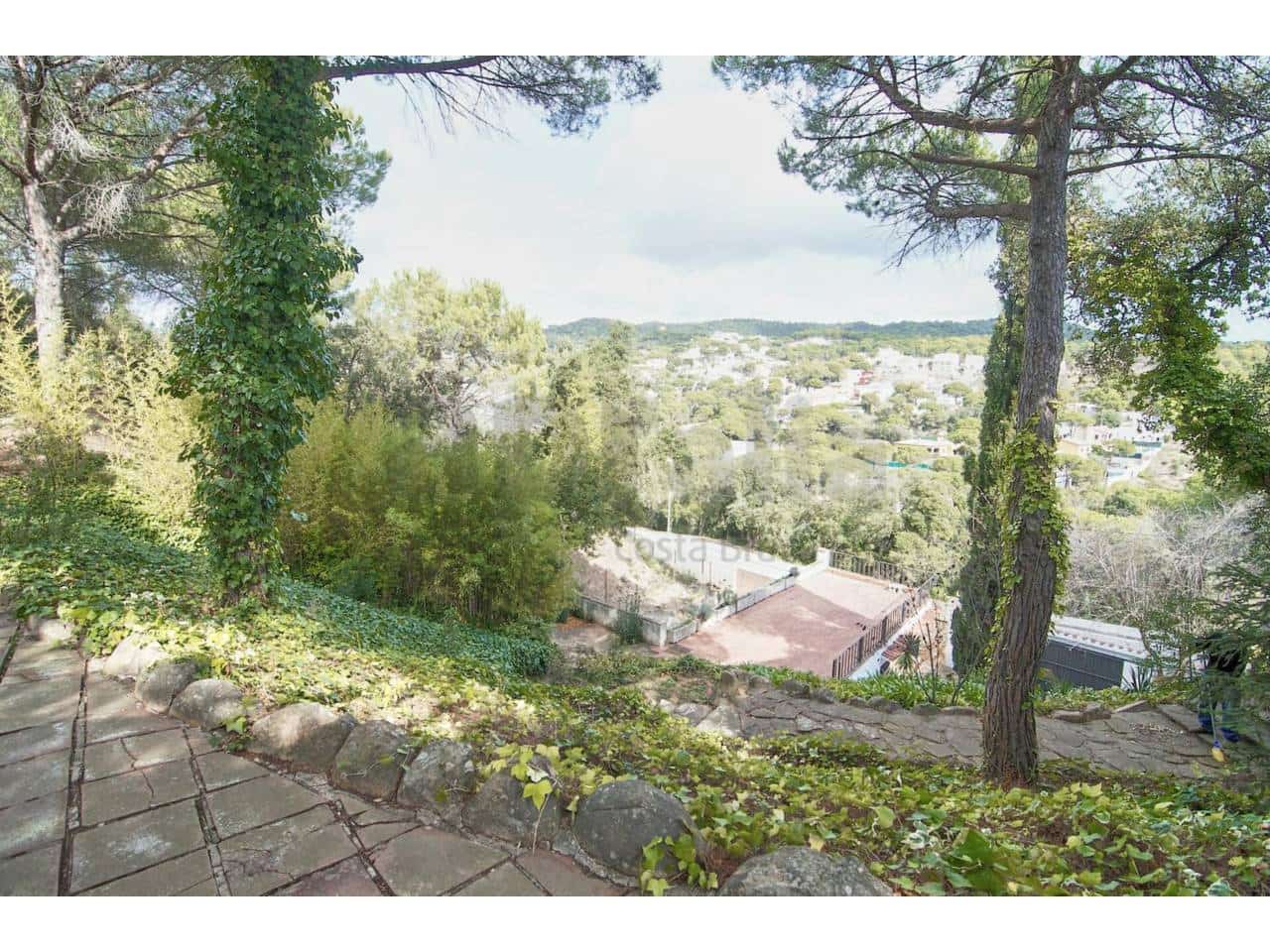 6 bedroom Villa for sale in Lloret de Mar - € 370,000 (Ref: 9821915)