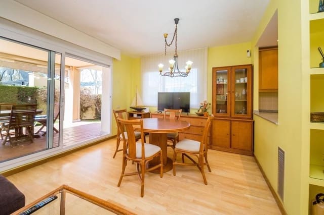 Piso de 2 habitaciones en S'Agaro, Castell-Platja d'Aro en venta con piscina - 465.000 € (Ref: 9985724)