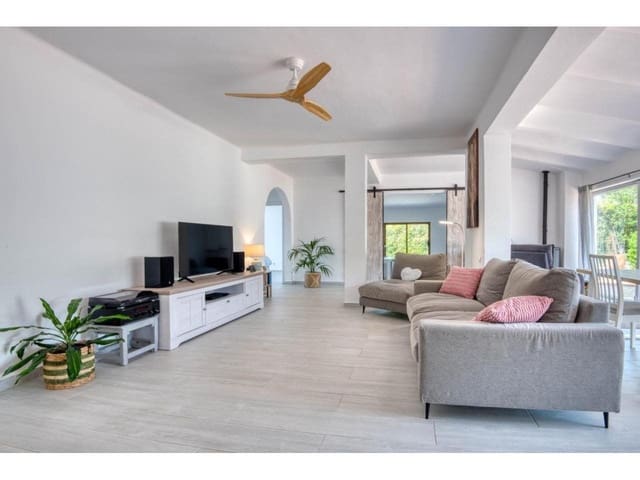 4 soveværelse Villa til salg i Santa Cristina d'Aro med swimmingpool garage - € 478.000 (Ref: 9985726)