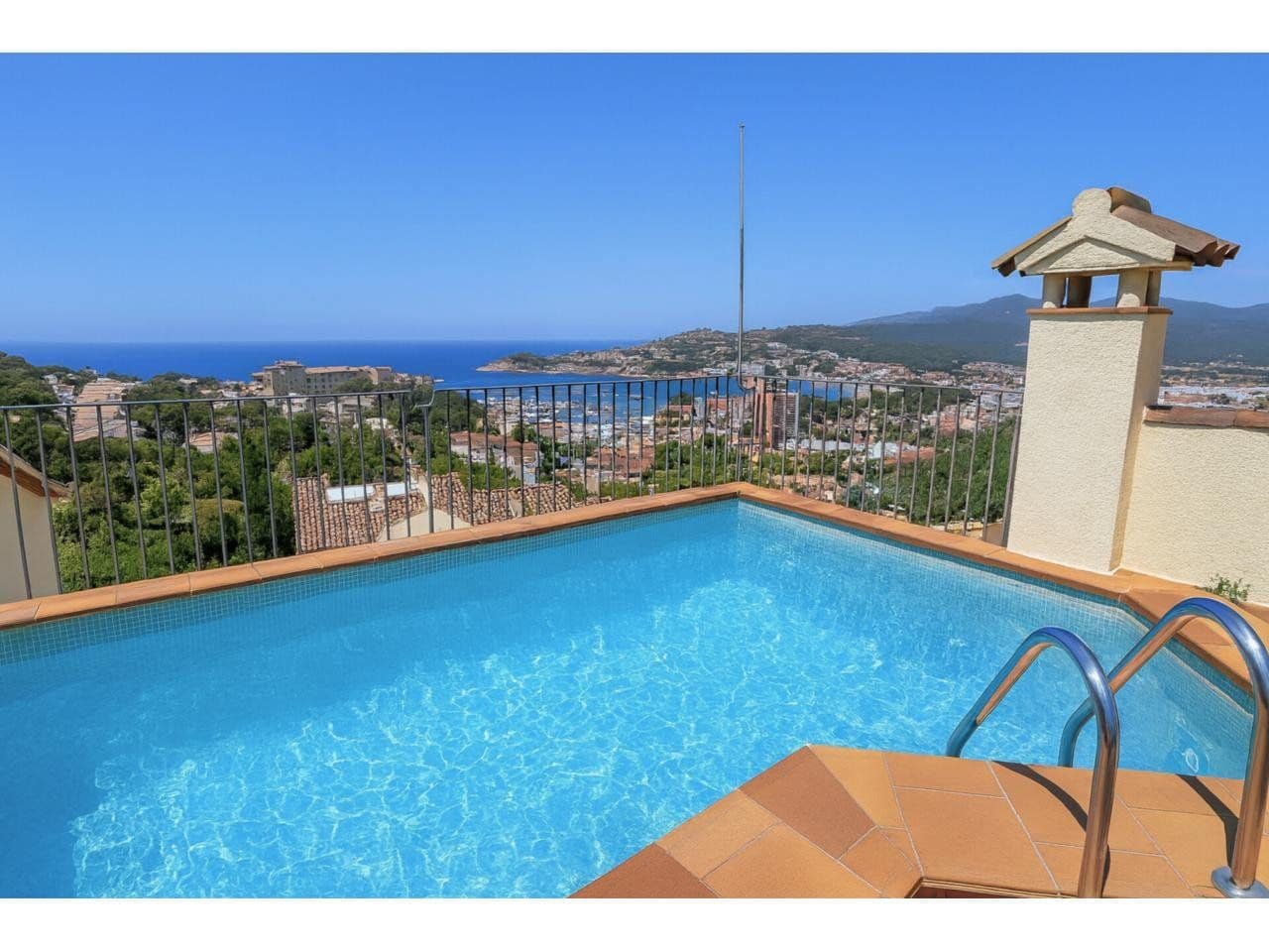 3 makuuhuone Huvila myytävänä paikassa Sant Feliu de Guixols mukana uima-altaan 
autotalli - 950 000 € (Ref: 9985737)