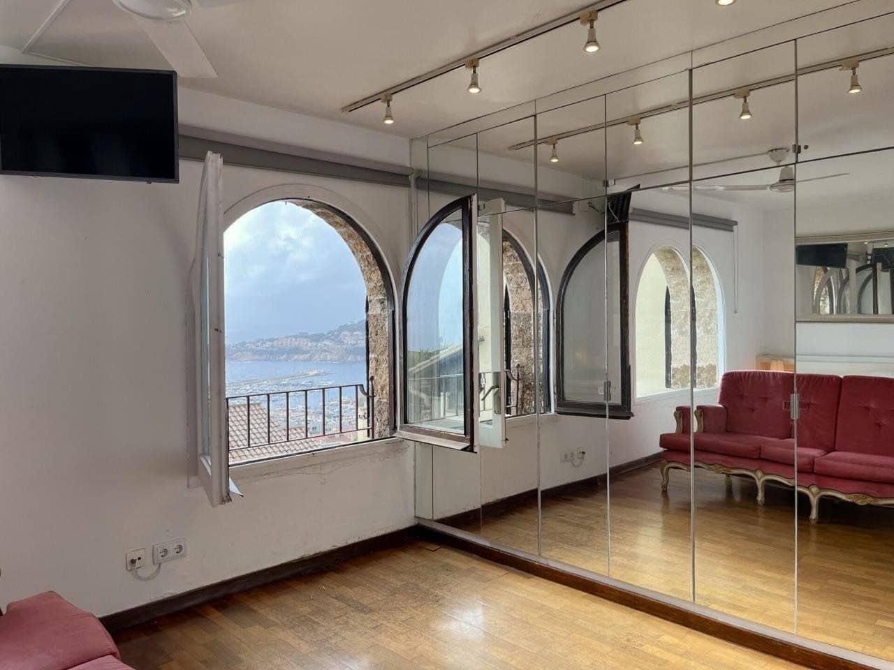 3 makuuhuone Huvila myytävänä paikassa Sant Feliu de Guixols mukana uima-altaan 
autotalli - 950 000 € (Ref: 9985737)