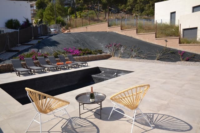 3 bedroom Villa for sale in L'Estartit, Torroella de Montgrí with pool garage - € 980,000 (Ref: 7422463)