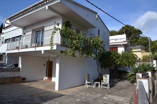 4 bedroom Semi-detached Villa for sale in L'Estartit, Torroella de Montgrí with garage - € 320,000 (Ref: 8057503)