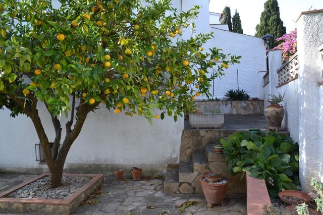 4 bedroom Semi-detached Villa for sale in L'Estartit, Torroella de Montgrí with garage - € 320,000 (Ref: 8057503)