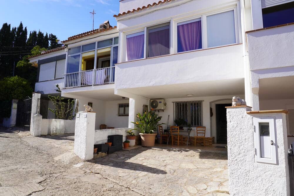 4 slaapkamer Halfvrijstaande villa te koop in L'Estartit met garage - € 260.000 (Ref: 8572991)