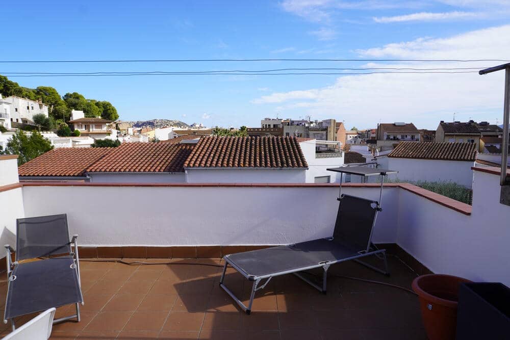 4 slaapkamer Halfvrijstaande villa te koop in L'Estartit met garage - € 260.000 (Ref: 8572991)