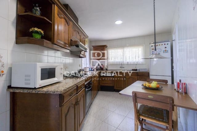 3 soverom Villa til salgs i Lloret de Mar med svømmebasseng garasje - € 980 000 (Ref: 4602920)