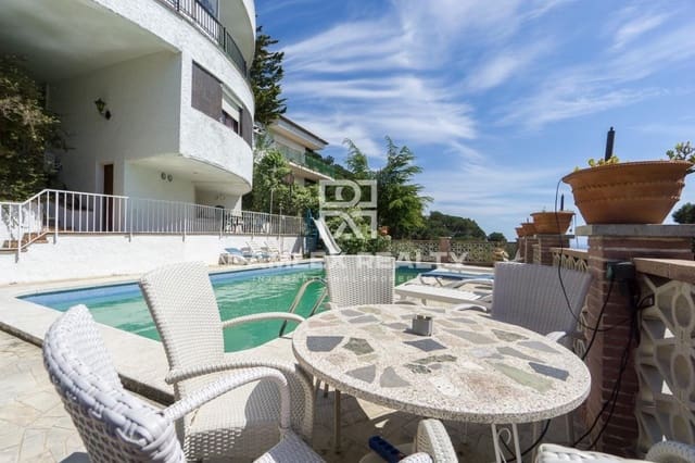 3 soverom Villa til salgs i Lloret de Mar med svømmebasseng garasje - € 980 000 (Ref: 4602920)