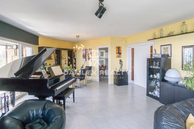 3 soverom Villa til salgs i Lloret de Mar med svømmebasseng garasje - € 980 000 (Ref: 4602920)