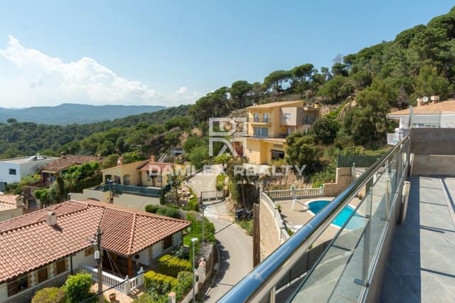 3 soverom Villa til salgs i Lloret de Mar med svømmebasseng garasje - € 750 000 (Ref: 4633624)