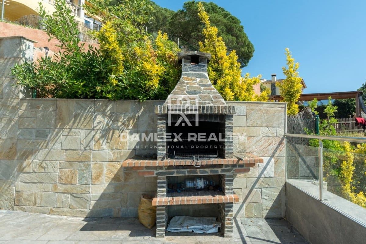 3 soverom Villa til salgs i Lloret de Mar med svømmebasseng garasje - € 750 000 (Ref: 4633624)