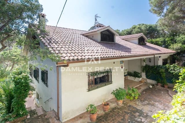 3 slaapkamer Villa te koop in Lloret de Mar met garage - € 1.500.000 (Ref: 4648560)