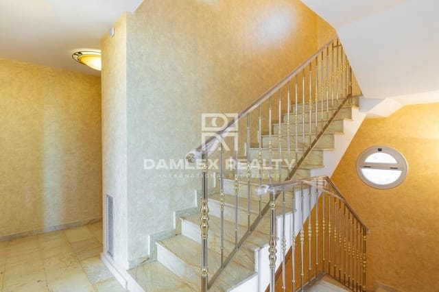 3 soverom Villa til salgs i Lloret de Mar med svømmebasseng garasje - € 1 500 000 (Ref: 5540715)