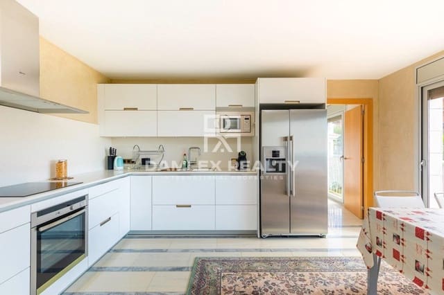 3 soverom Villa til salgs i Lloret de Mar med svømmebasseng garasje - € 1 500 000 (Ref: 5540715)