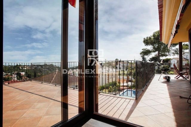 4 slaapkamer Villa te koop in Lloret de Mar met zwembad garage - € 995.000 (Ref: 5635902)