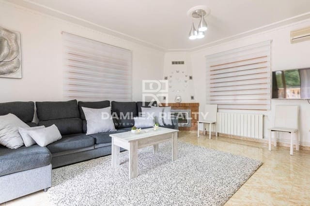 3 soverom Villa til salgs i Lloret de Mar med svømmebasseng garasje - € 615 000 (Ref: 5872521)