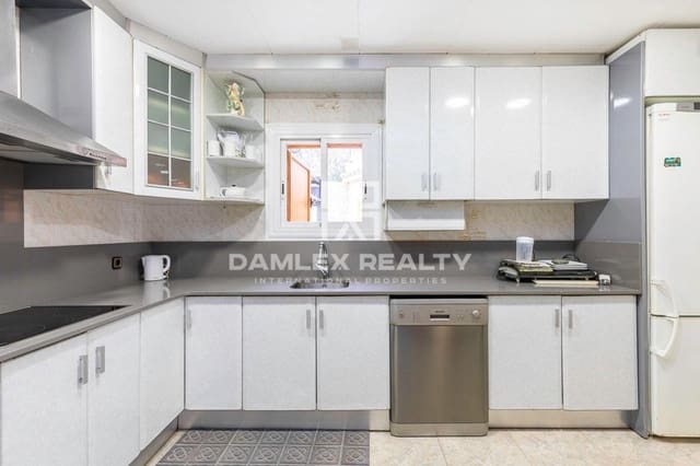 3 soverom Villa til salgs i Lloret de Mar med svømmebasseng garasje - € 615 000 (Ref: 5872521)