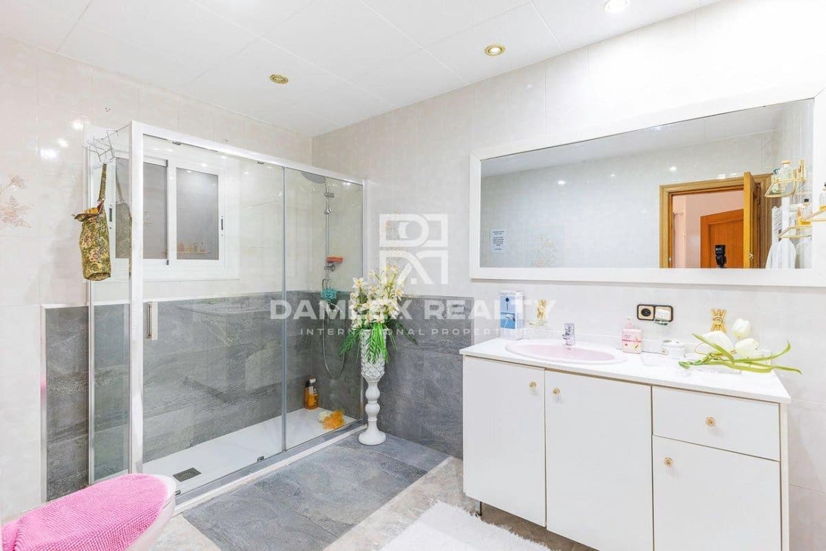 3 soverom Villa til salgs i Lloret de Mar med svømmebasseng garasje - € 615 000 (Ref: 5872521)