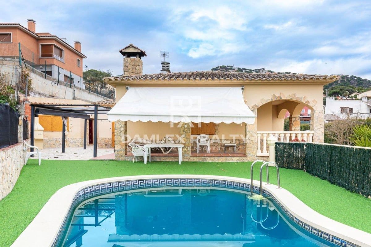 3 soverom Villa til salgs i Lloret de Mar med svømmebasseng garasje - € 615 000 (Ref: 5872521)