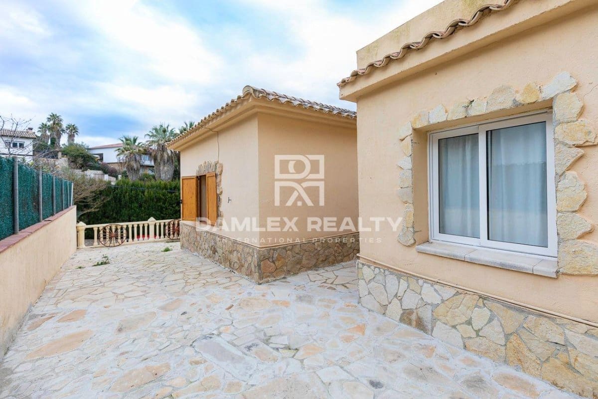 3 soverom Villa til salgs i Lloret de Mar med svømmebasseng garasje - € 615 000 (Ref: 5872521)