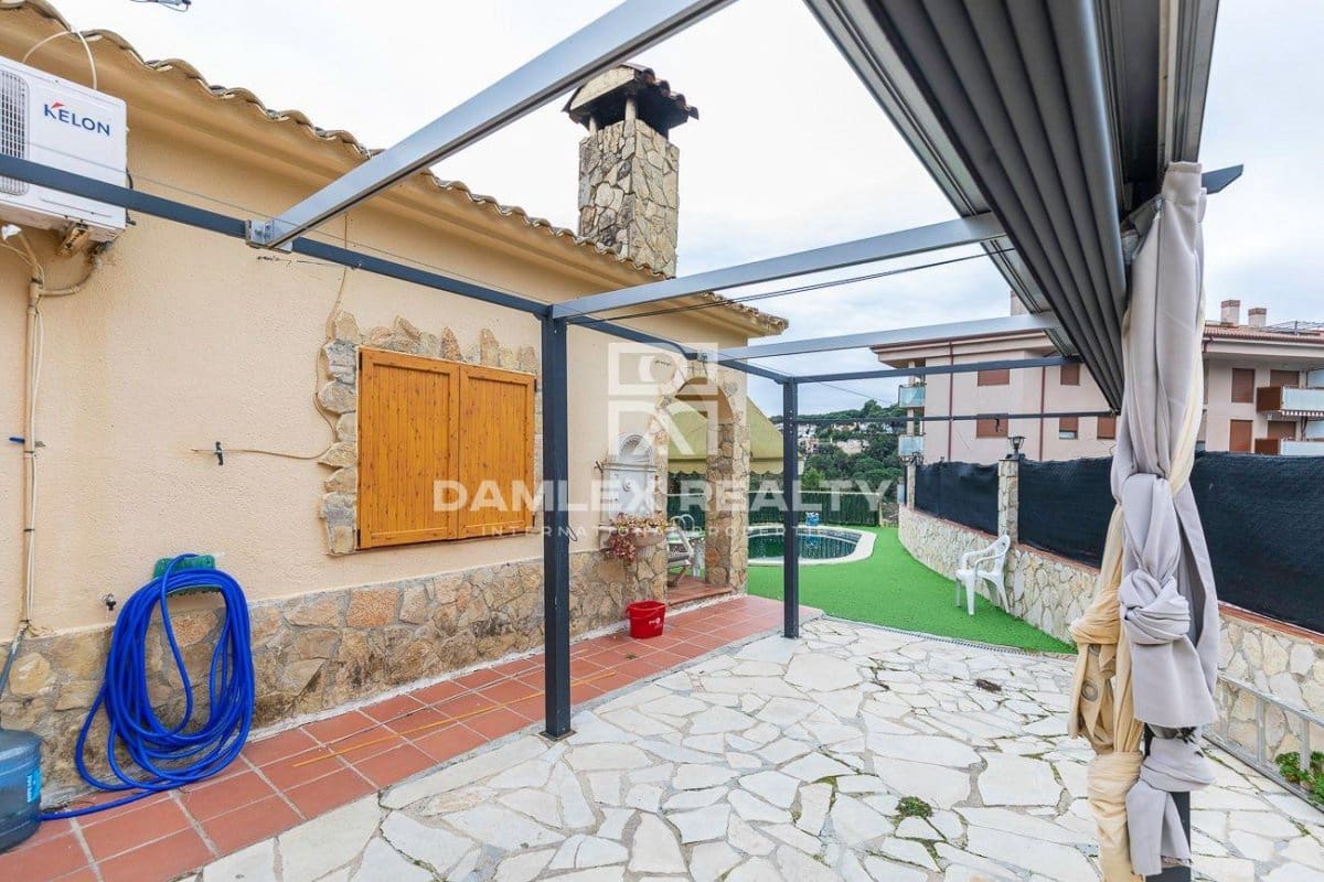 3 soverom Villa til salgs i Lloret de Mar med svømmebasseng garasje - € 615 000 (Ref: 5872521)