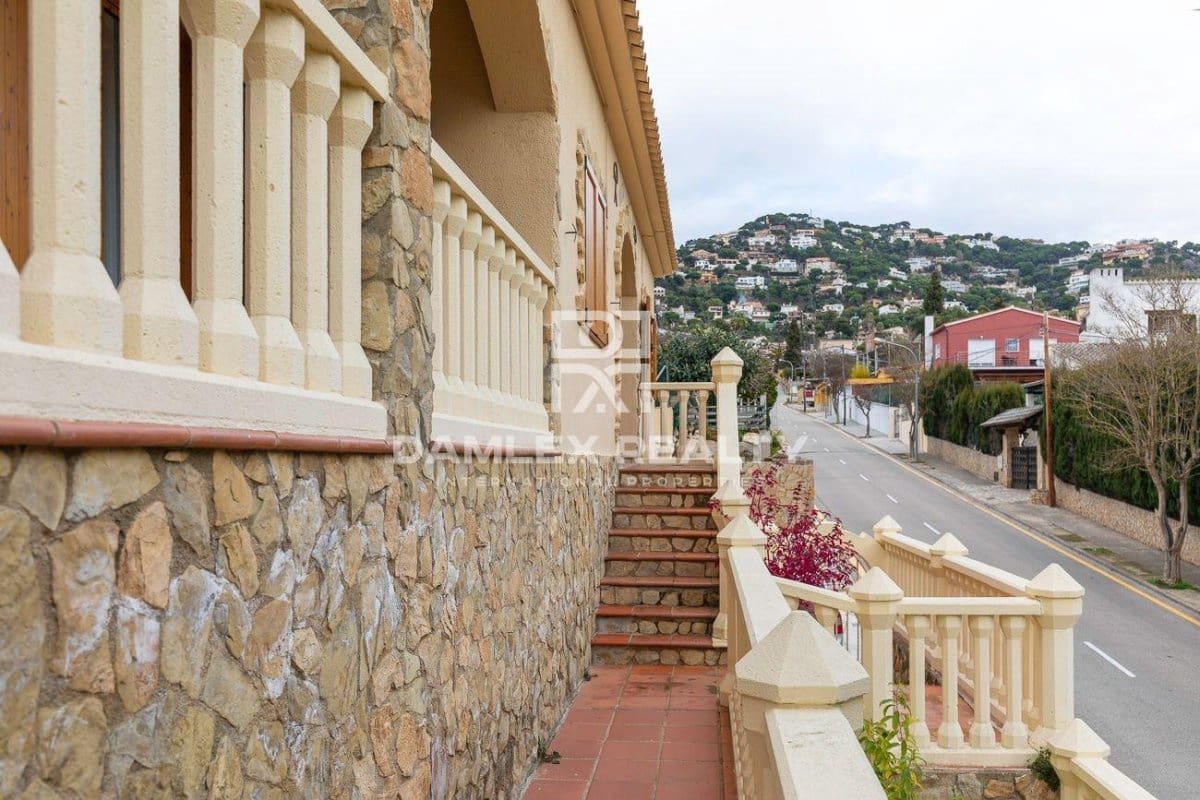 3 soverom Villa til salgs i Lloret de Mar med svømmebasseng garasje - € 615 000 (Ref: 5872521)