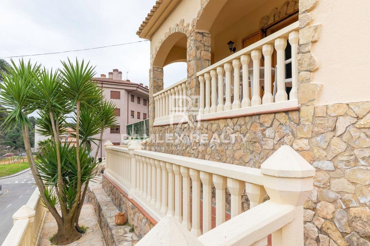 3 soverom Villa til salgs i Lloret de Mar med svømmebasseng garasje - € 615 000 (Ref: 5872521)