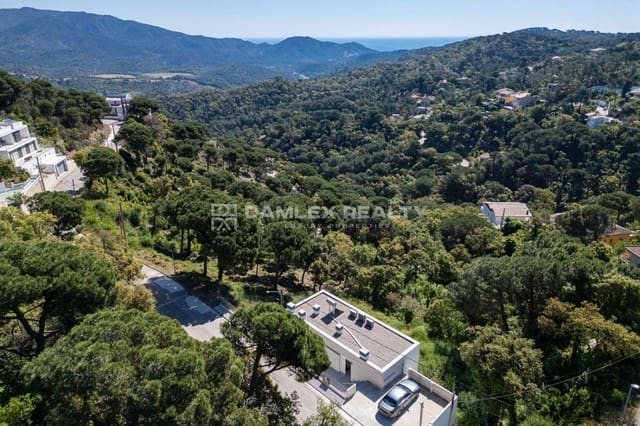 4 slaapkamer Villa te koop in Lloret de Mar met zwembad garage - € 698.000 (Ref: 6245504)