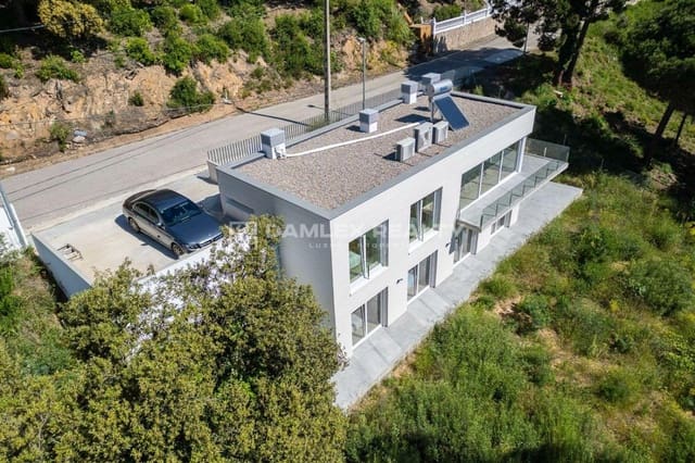 4 slaapkamer Villa te koop in Lloret de Mar met zwembad garage - € 698.000 (Ref: 6245504)