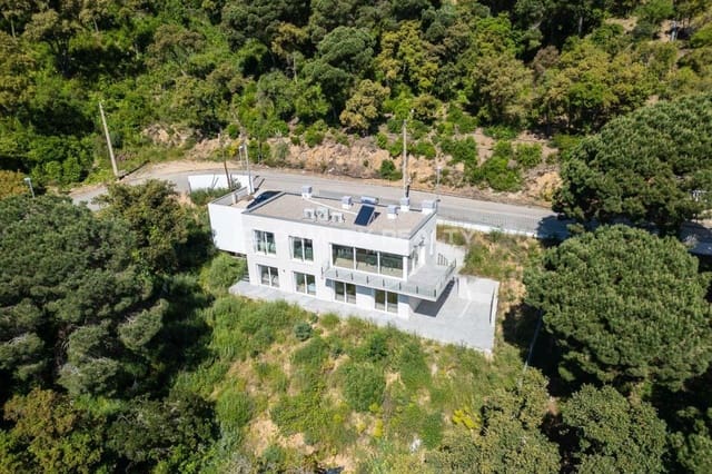 4 slaapkamer Villa te koop in Lloret de Mar met zwembad garage - € 698.000 (Ref: 6245504)