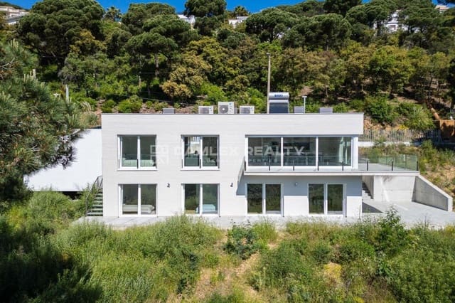 4 slaapkamer Villa te koop in Lloret de Mar met zwembad garage - € 698.000 (Ref: 6245504)