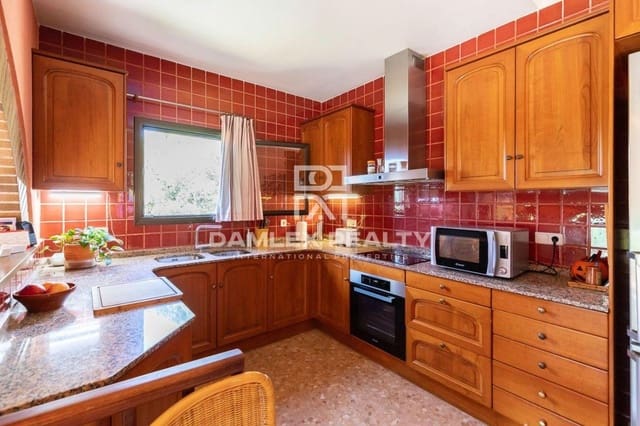 5 slaapkamer Villa te koop in Lloret de Mar met zwembad garage - € 410.000 (Ref: 6951695)