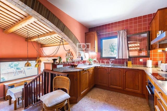 5 slaapkamer Villa te koop in Lloret de Mar met zwembad garage - € 410.000 (Ref: 6951695)