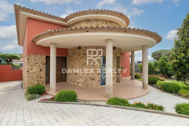 4 bedroom Villa for sale in Santa Cristina d'Aro with pool - € 2,100,000 (Ref: 7632328)