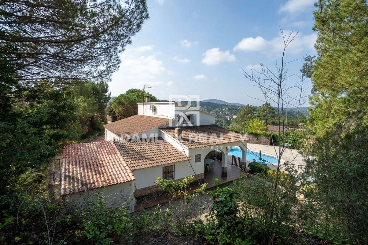 5 bedroom Villa for sale in Lloret de Mar with pool garage € 285,000