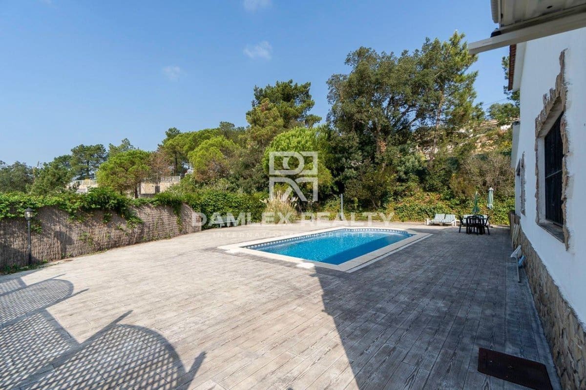 5 bedroom Villa for sale in Lloret de Mar with pool garage € 285,000