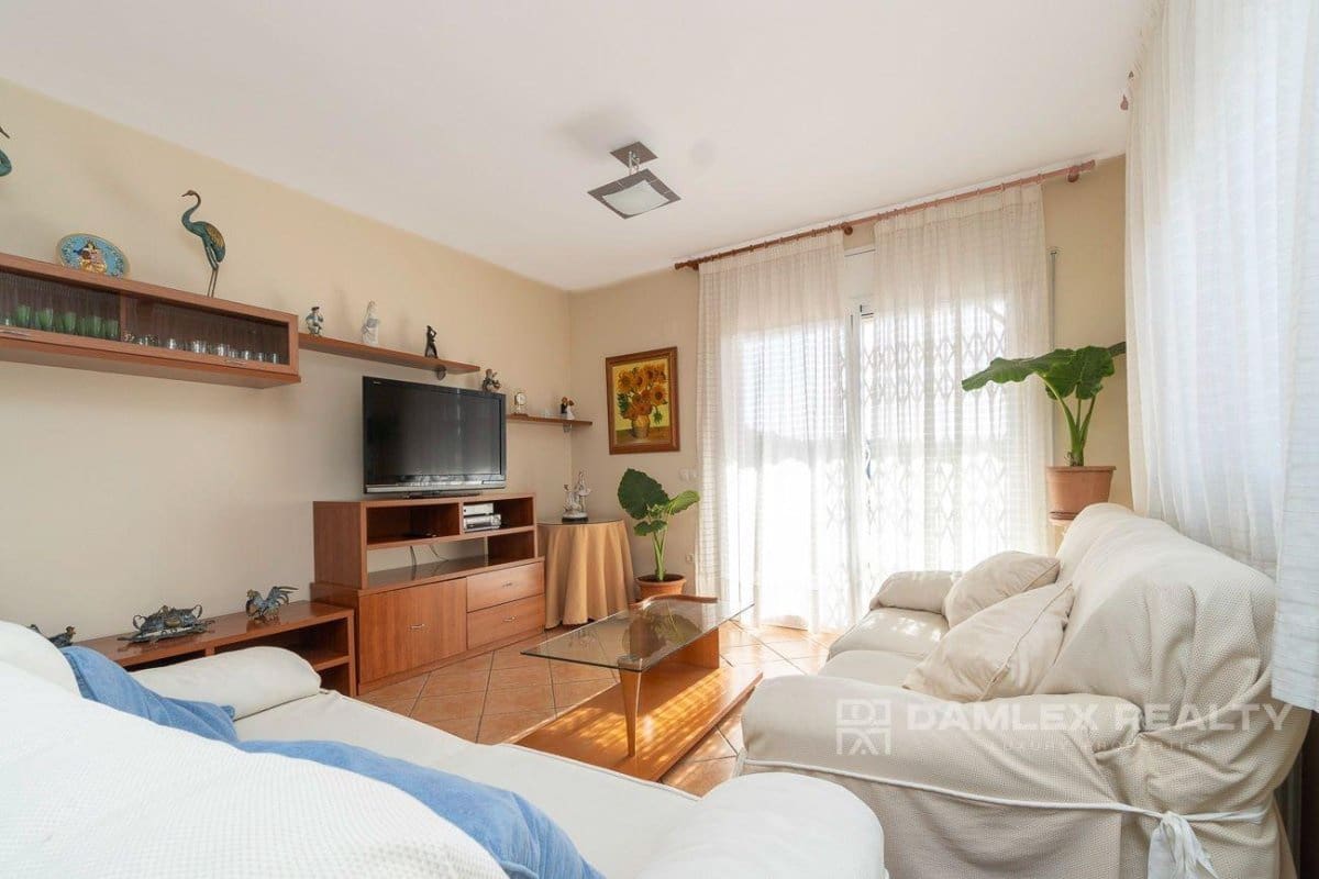 4 slaapkamer Villa te koop in Lloret de Mar met garage - € 320.000 (Ref: 8044233)