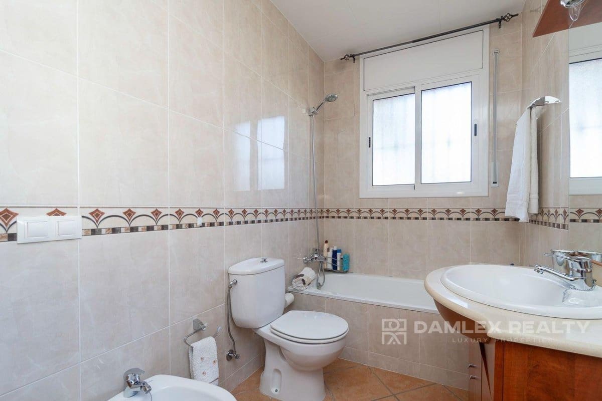 4 slaapkamer Villa te koop in Lloret de Mar met garage - € 320.000 (Ref: 8044233)