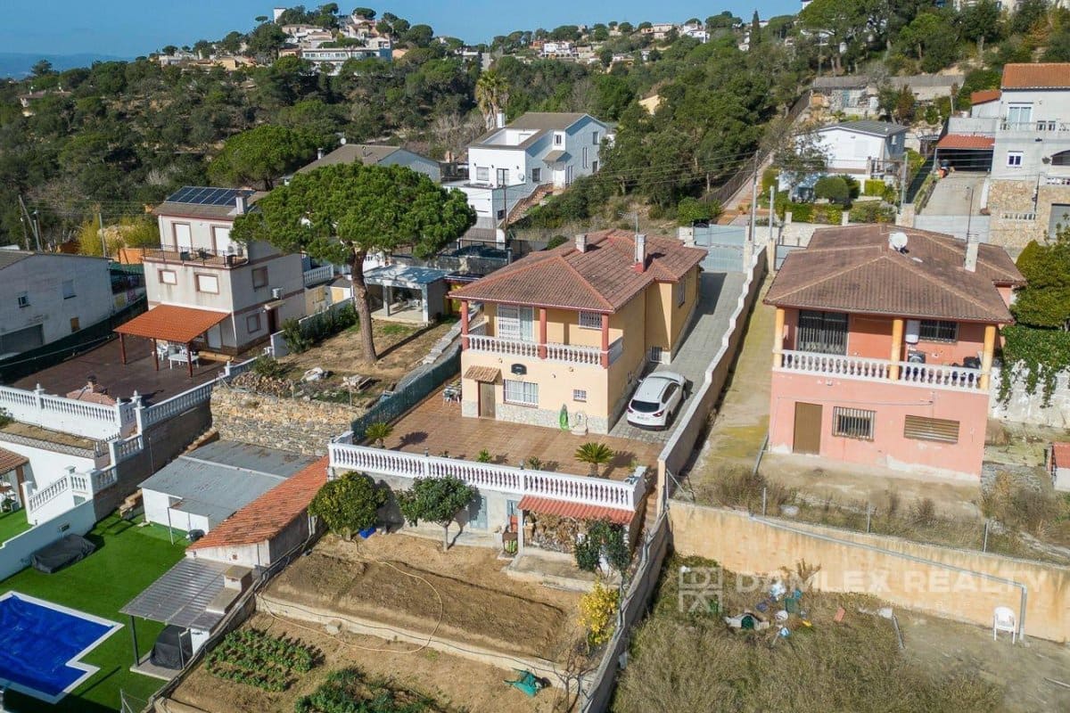 4 slaapkamer Villa te koop in Lloret de Mar met garage - € 320.000 (Ref: 8044233)