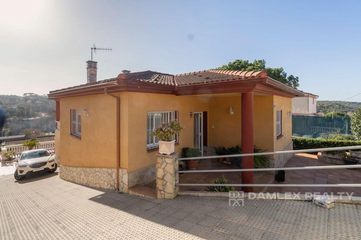 4 slaapkamer Villa te koop in Lloret de Mar met garage - € 320.000 (Ref: 8044233)