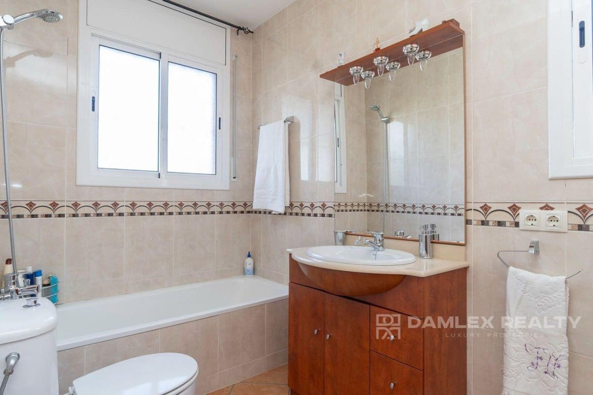 4 slaapkamer Villa te koop in Lloret de Mar met garage - € 320.000 (Ref: 8044233)