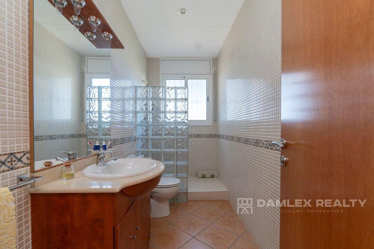 4 slaapkamer Villa te koop in Lloret de Mar met garage - € 320.000 (Ref: 8044233)