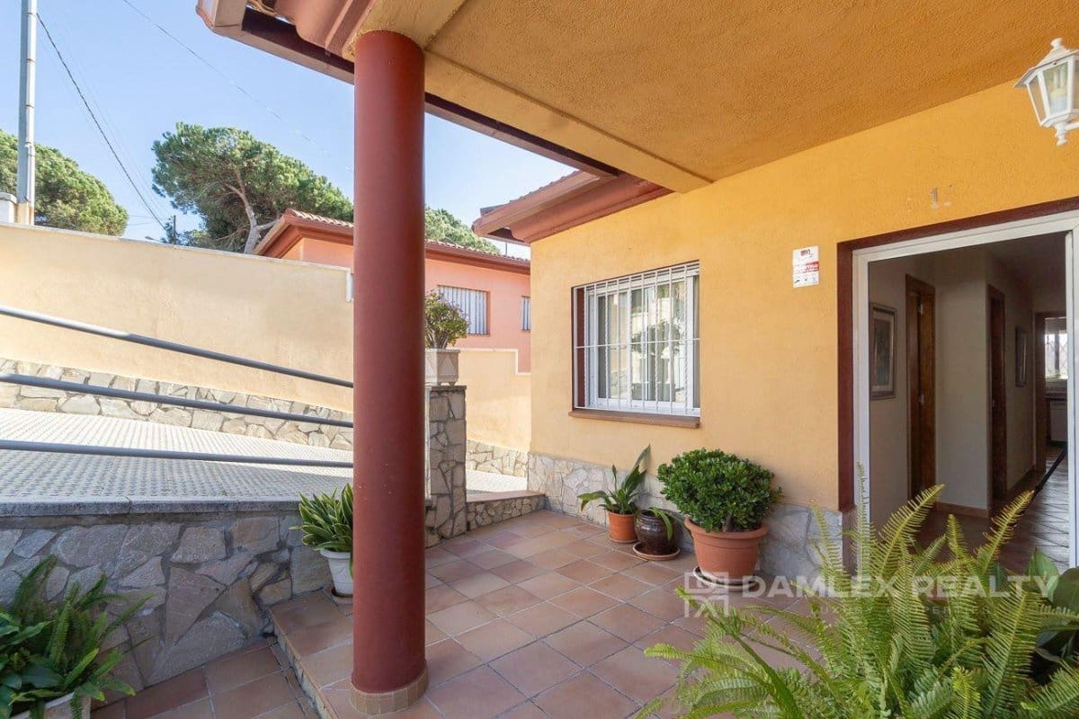 4 slaapkamer Villa te koop in Lloret de Mar met garage - € 320.000 (Ref: 8044233)