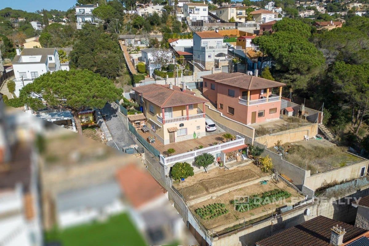 4 slaapkamer Villa te koop in Lloret de Mar met garage - € 320.000 (Ref: 8044233)