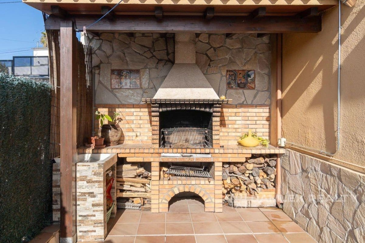 4 slaapkamer Villa te koop in Lloret de Mar met garage - € 320.000 (Ref: 8044233)