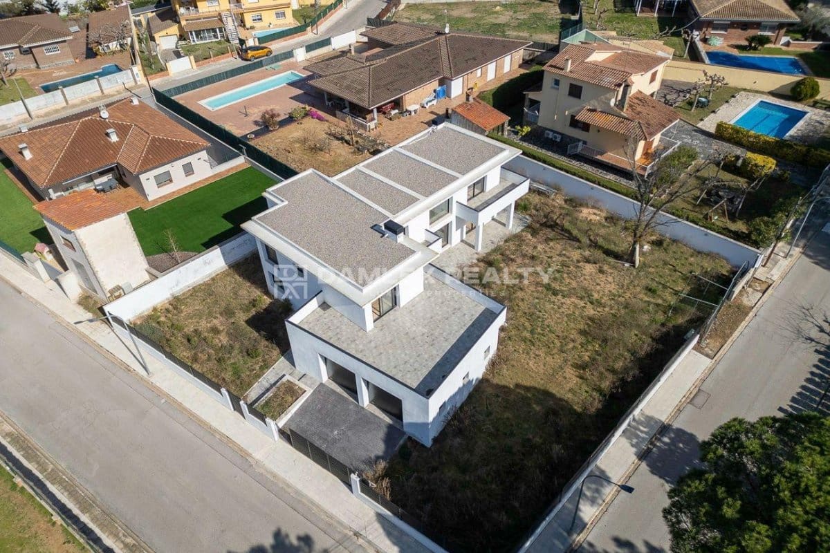 4 slaapkamer Villa te koop in Vidreres - € 750.000 (Ref: 8135925)