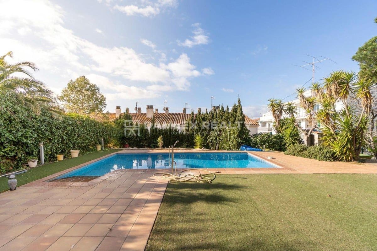 6 bedroom Villa for sale in Palamos with pool - € 899,000 (Ref: 8142993)